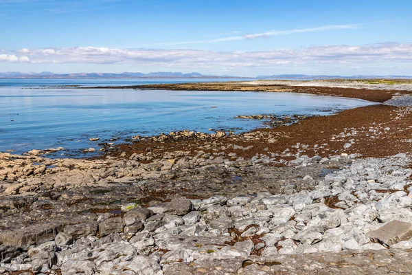 Seal Colony Beach en Galway Bay op de achtergrond in Inishmore — Stockfoto