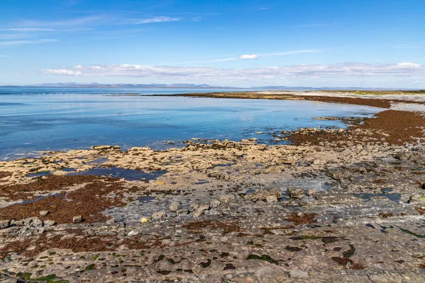 Seal Colony Beach en Galway Bay op de achtergrond in Inishmore — Stockfoto