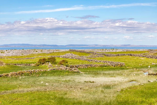 Ферма області з затоки Голуей у фоновому режимі в Inishmore — стокове фото