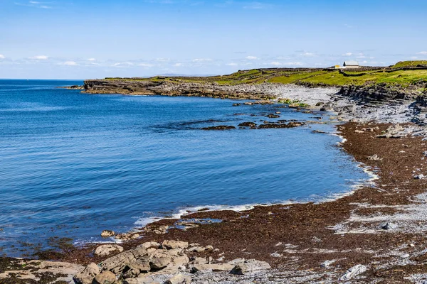 Granja y playa en Inishmore — Foto de Stock