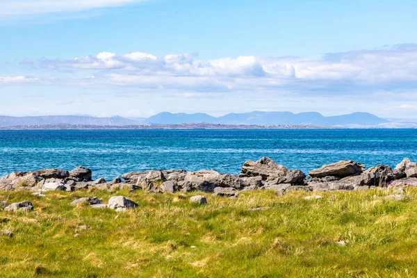 Inishmore arka planda Rocks ve Galway Körfezi ile çiftlik alanı