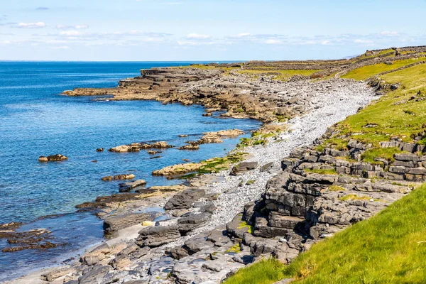 Paredes de pedra e rochas na praia em Inishmore — Fotografia de Stock