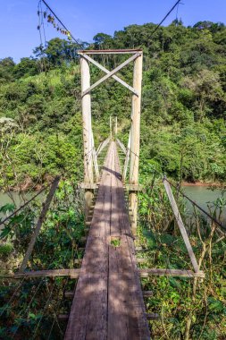 Nehir üzerinde demir ve ahşap küçük köprü