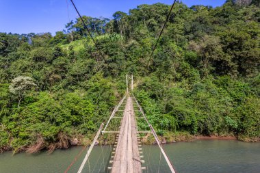 Nehir üzerinde demir ve ahşap küçük köprü