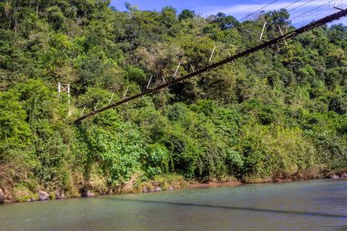 Nehir üzerinde demir ve ahşap küçük köprü