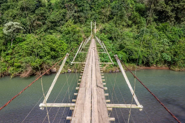 Nehir üzerinde demir ve ahşap küçük köprü