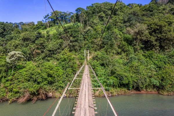 Nehir üzerinde demir ve ahşap küçük köprü