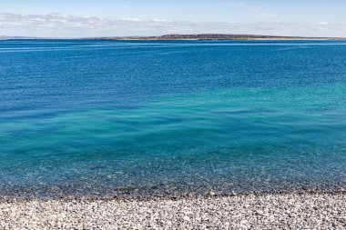Inishmore plajda Taşlar