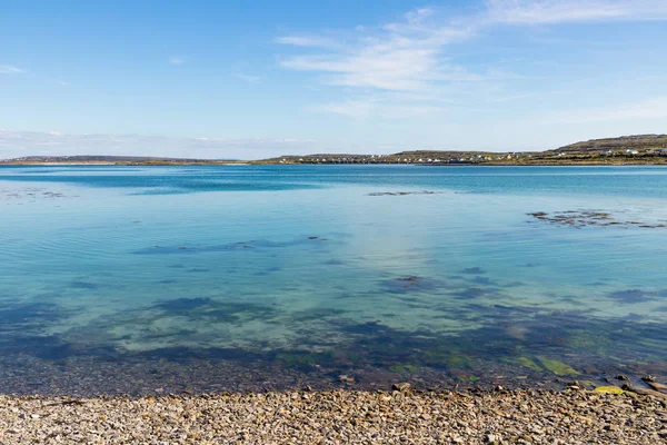 Pedras e algas na praia em Inishmore — Fotografia de Stock