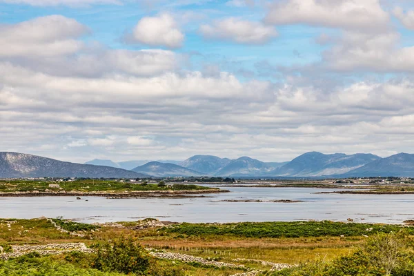 Boerderij veld, baai en bergen in Carraroe — Stockfoto