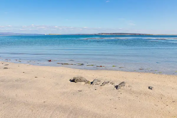 Playa con arena, rocas y algas en Inishmore — Foto de Stock