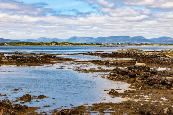 Baai met EB, zeewieren en bergen in Carraroe — Stockfoto