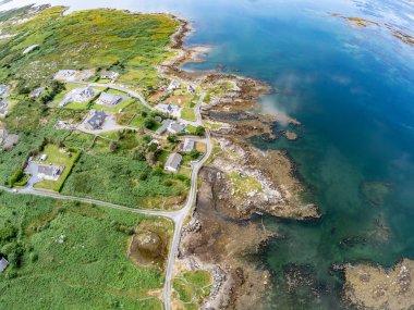 Carraroe düşük gelgit ve yosun ile Bay havadan görünümü