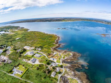 Carr düşük gelgit, yosun ve dağlar ile Bay havadan görünümü