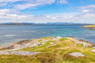 Carraroe kayalar ve bitki örtüsü ile Plaj