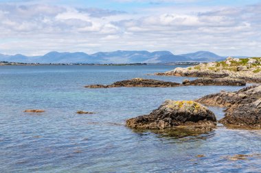 Carraroe kayalar ve dağlar ile Plaj