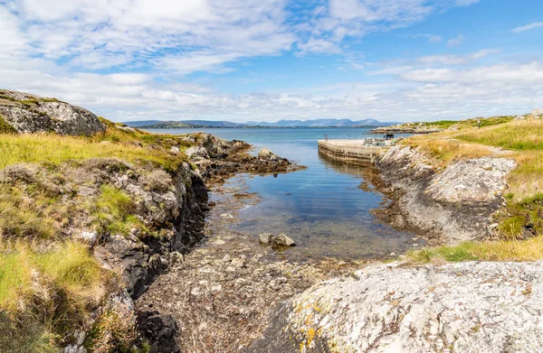 Strand met rotsen en vegetatie in Carraroe — Stockfoto