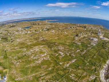 Carraroe Çiftlik ve yol havadan görünümü