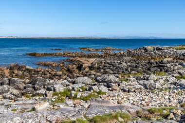 Carraroe plajda güneşli bir gün