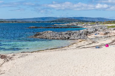 Carraroe Coral plajda güneşli bir gün