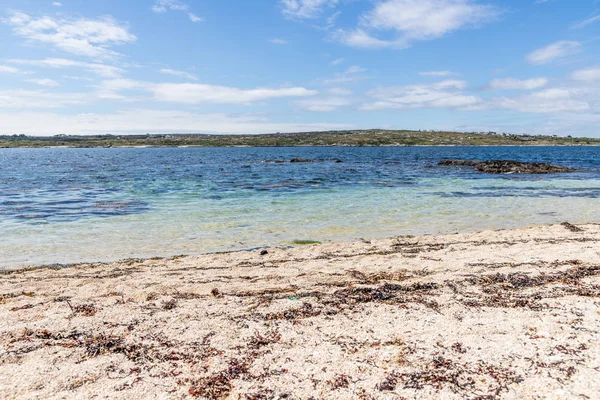 Dia ensolarado na praia de Coral em Carraroe — Fotografia de Stock