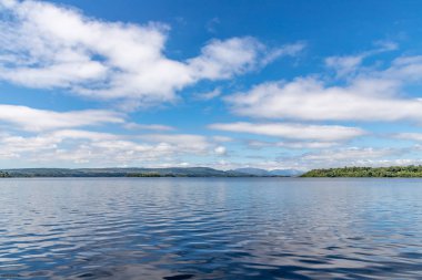 Arka planda orman ve Conerama dağları ile Lough Corrib