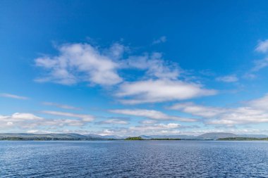 Arka planda orman ve Conerama dağları ile Lough Corrib