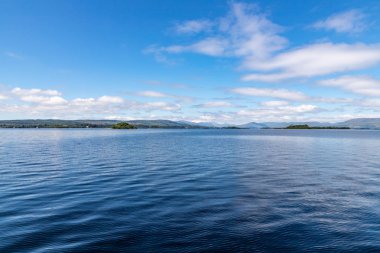 Arka planda orman ve Conerama dağları ile Lough Corrib