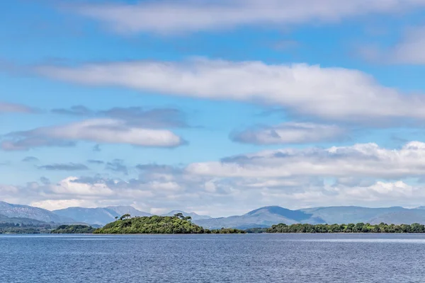 Lough Corrib avec forêt et montagnes de Conerama en arrière-plan — Photo