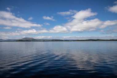 Bulut yansımaları, Conemara dağları ve Lough Corrib