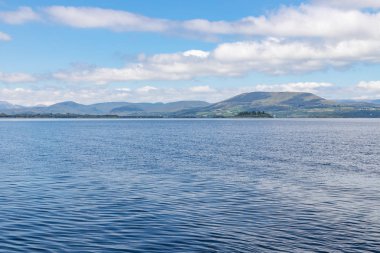Conemara dağları ve Lough Corrib