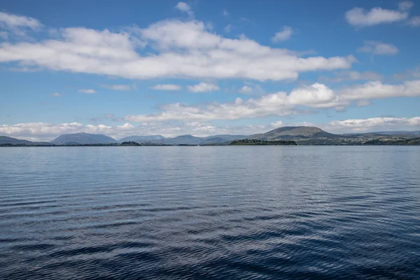 Reflexões na nuvem, montanhas Conemara e Corredor Lough — Fotografia de Stock