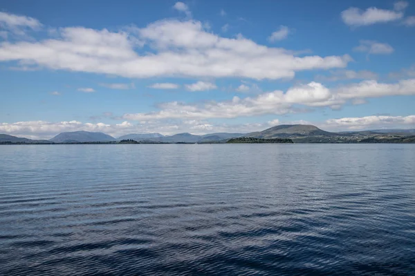 Reflejos de nubes, montañas Conemara y Lough Corrib — Foto de Stock