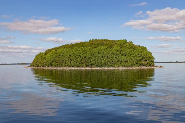 ラウ・コリブ湖の島、雲と反射 — ストック写真