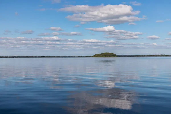 Острів, хмари та роздуми про озеро Лох-Коррір — стокове фото