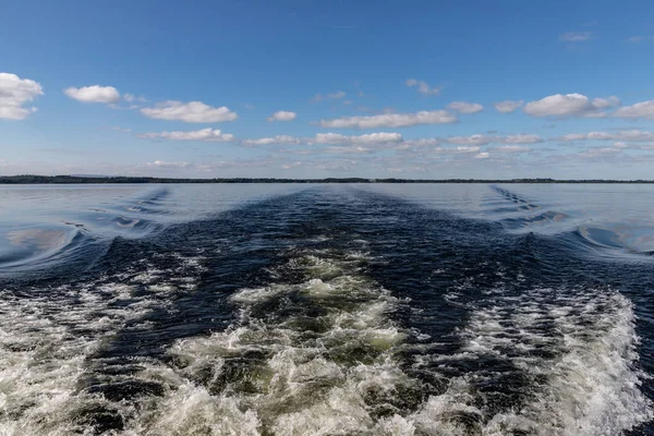 Tekne dalgaları, Bulutlar ve Lough Corrib göl yansımaları