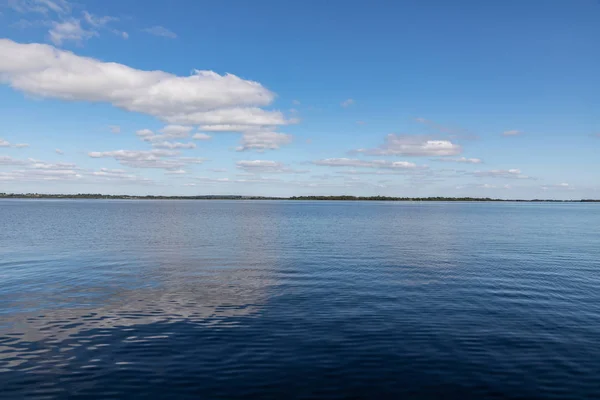 Nuvole e riflessioni nel lago Lough Corrib — Foto Stock