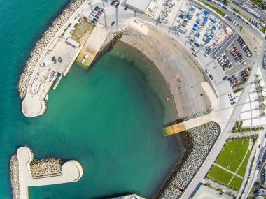 Pier ve Greystones plajının havadan görünümü
