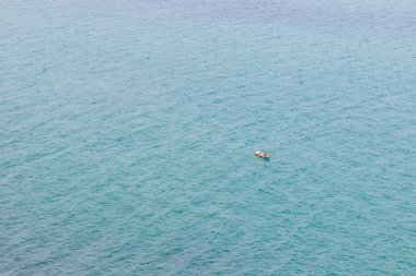 Küçük bir teknede iki adam ve bir köpek