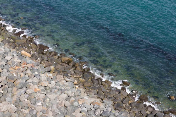 Скеля пляж в скелі прогулянка стежка в Бре — стокове фото