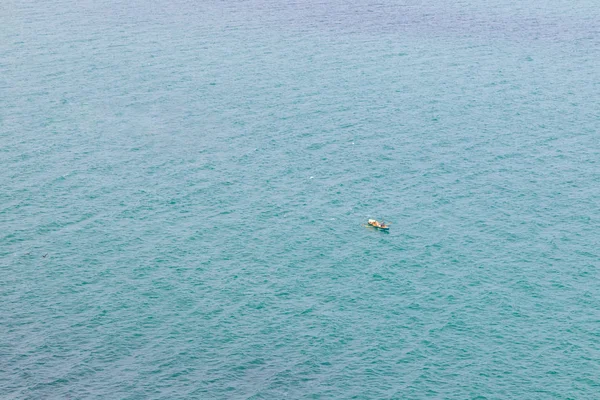 Küçük bir teknede iki adam ve bir köpek