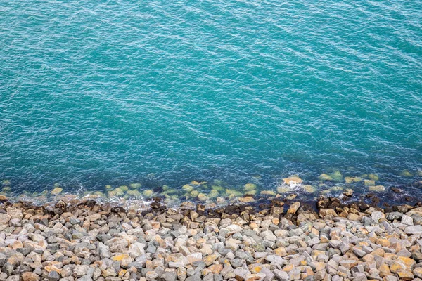 岩石海滩在悬崖步行道在布雷 — 图库照片