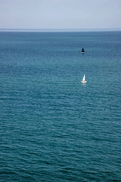 Barcos à vela no oceano em Bray — Fotografia de Stock