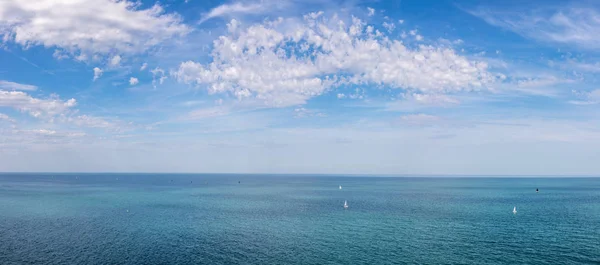 Панорама с парусными лодками в океане в Брее — стоковое фото