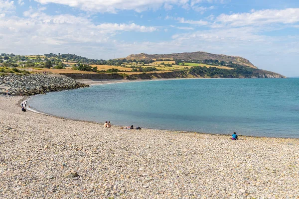 Menschen ruhen sich im grauen Strand aus — Stockfoto