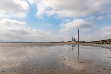 Dublin liman ve Poolbeg plajda Santral