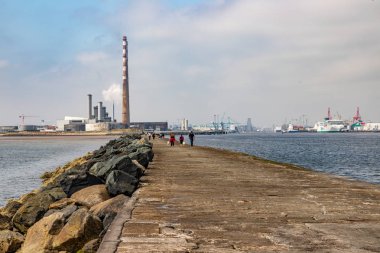 Dublin limanında Poolbeg deniz feneri yolu ve Enerji santrali