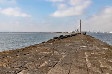 Dublin limanında Poolbeg deniz feneri yolu ve Enerji santrali