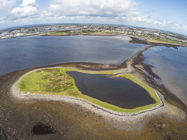 Arka planda Galway kasaba ile Galway koyunda Hare Adası — Stok fotoğraf