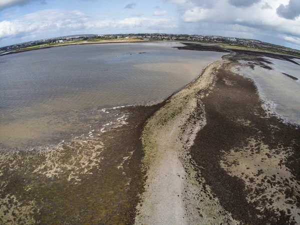 Cesta na ostrov Hare v Galway Bay s městem Galway v pozadí — Stock fotografie